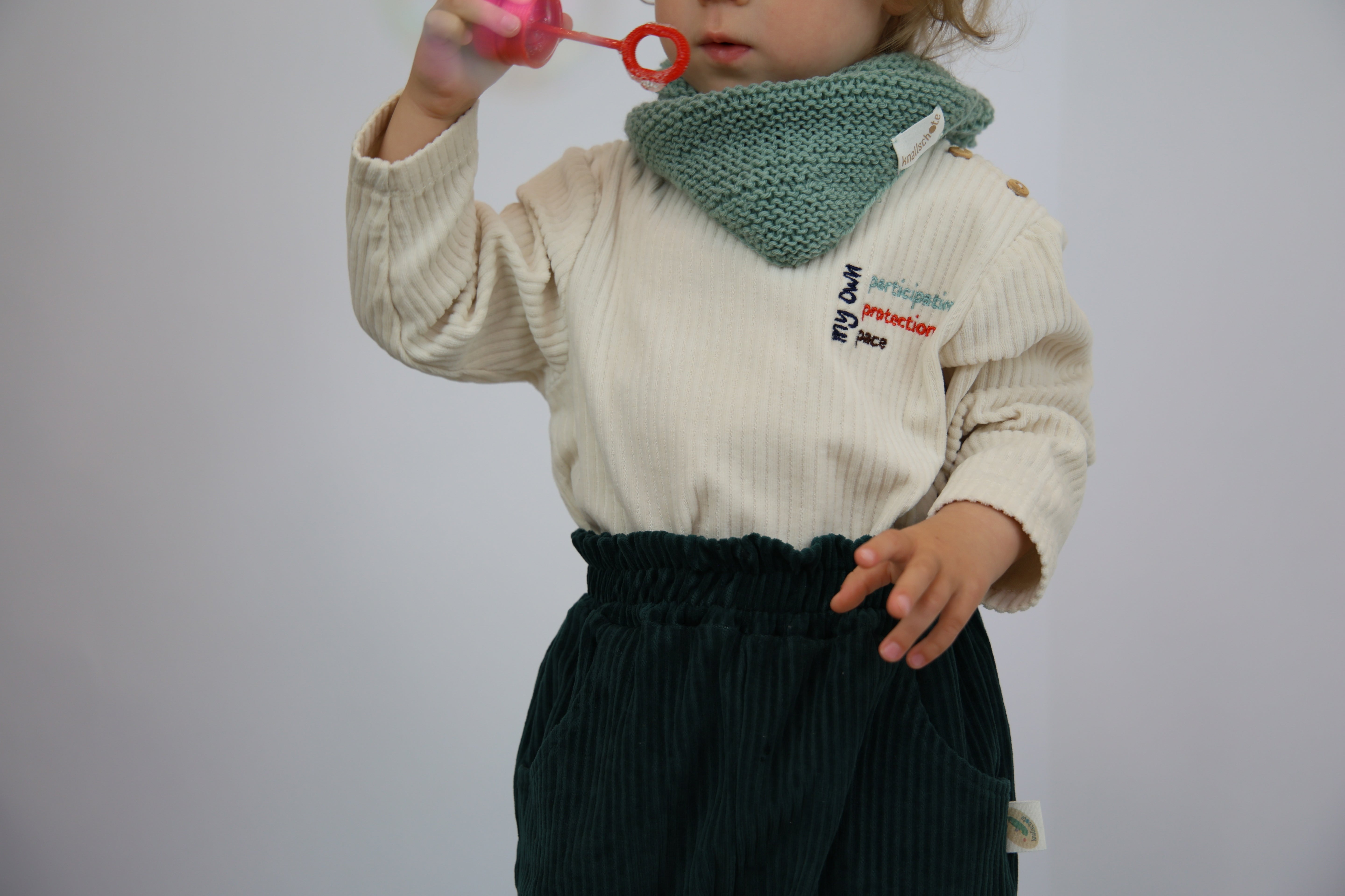 Langarmshirt mit Kinderrechte-Stickerei